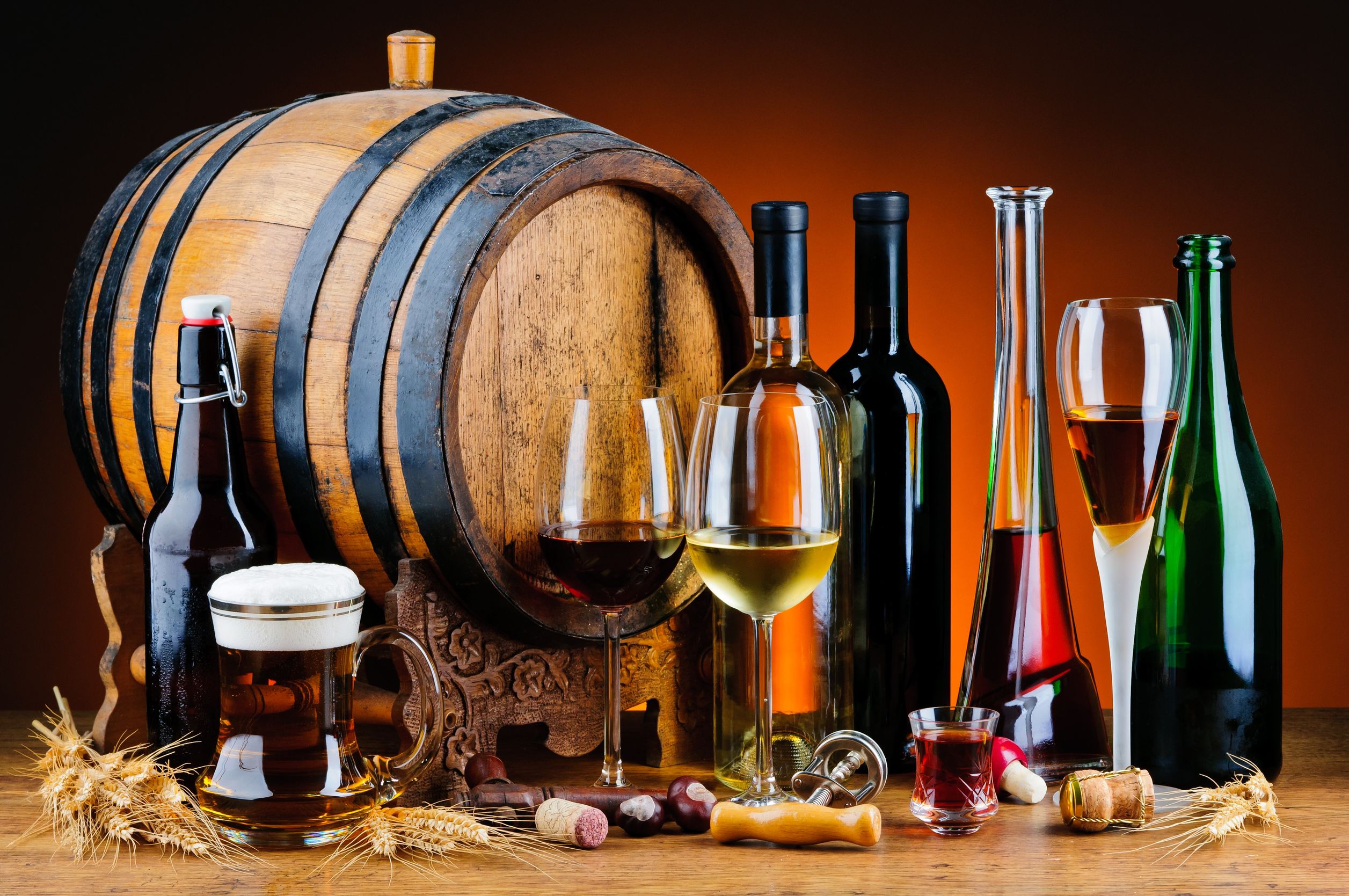 21524425_l-different-alcoholic-drinks-and-wooden-barrel-