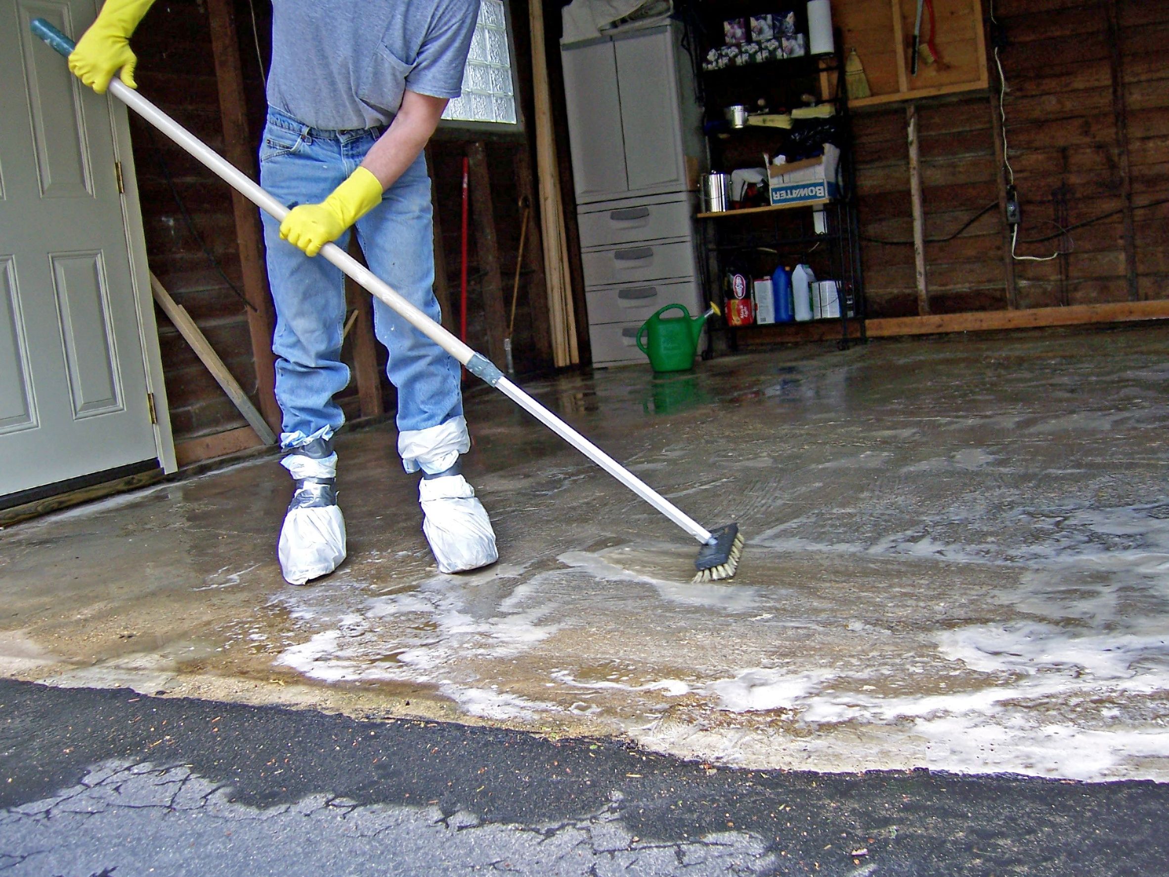 921836_l-man-cleaning-garage-floor-with-soap-