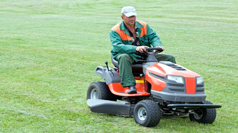 10669484_l-Landscaper-operating-gasoline-Leaf-Blower-while-cleaning-the-tracks-in-the-park-.jpg